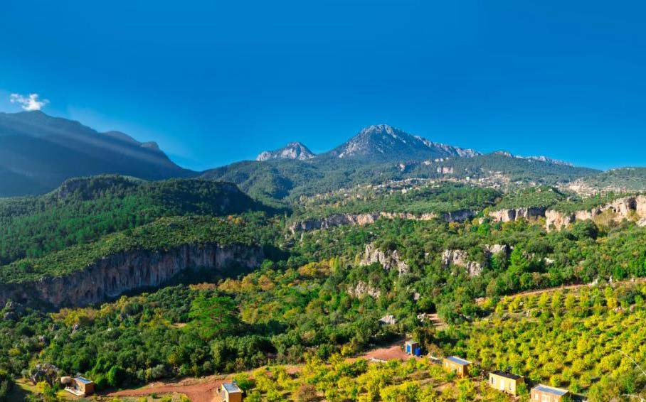 Antalya Geyikbayırı — Toroslar'ın yamacındaki kamp vadisi