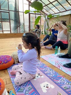 Matların üzerinde yüz yogası çalışması